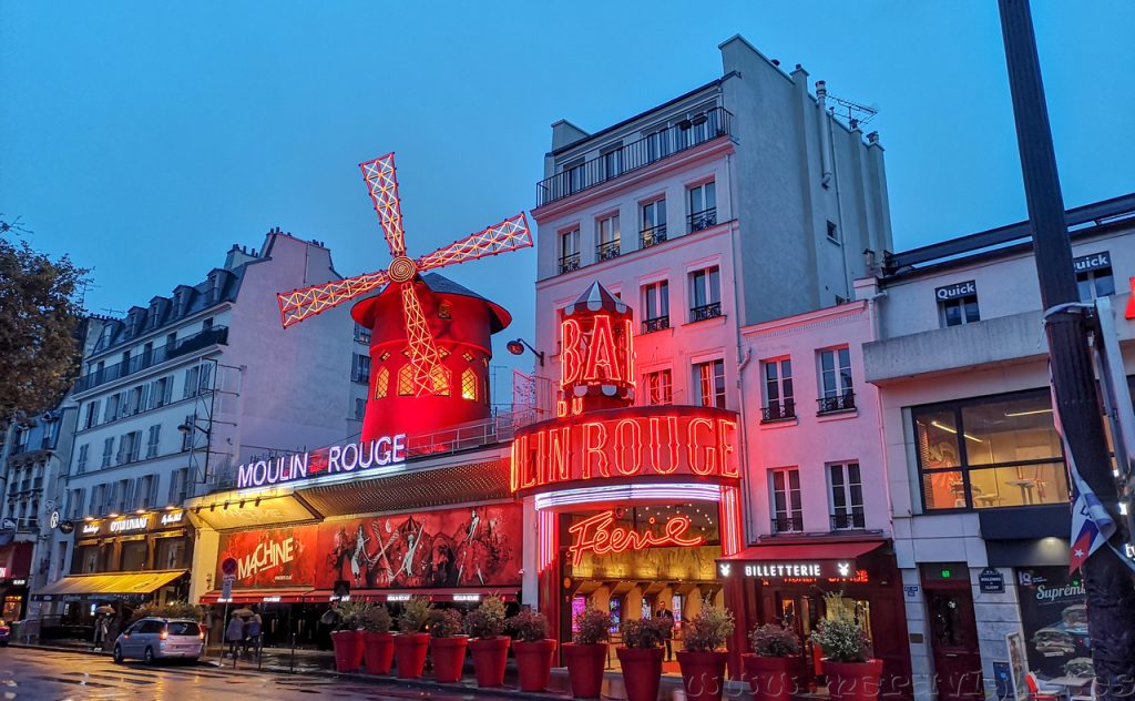 Moulin Rouge iluminado