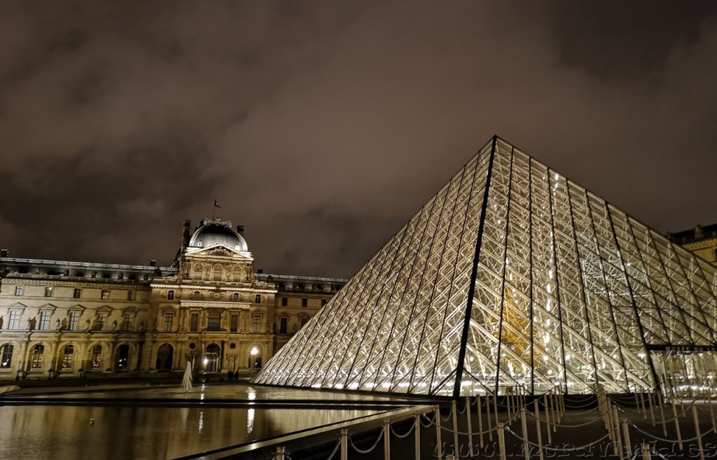 El Louvre de noche