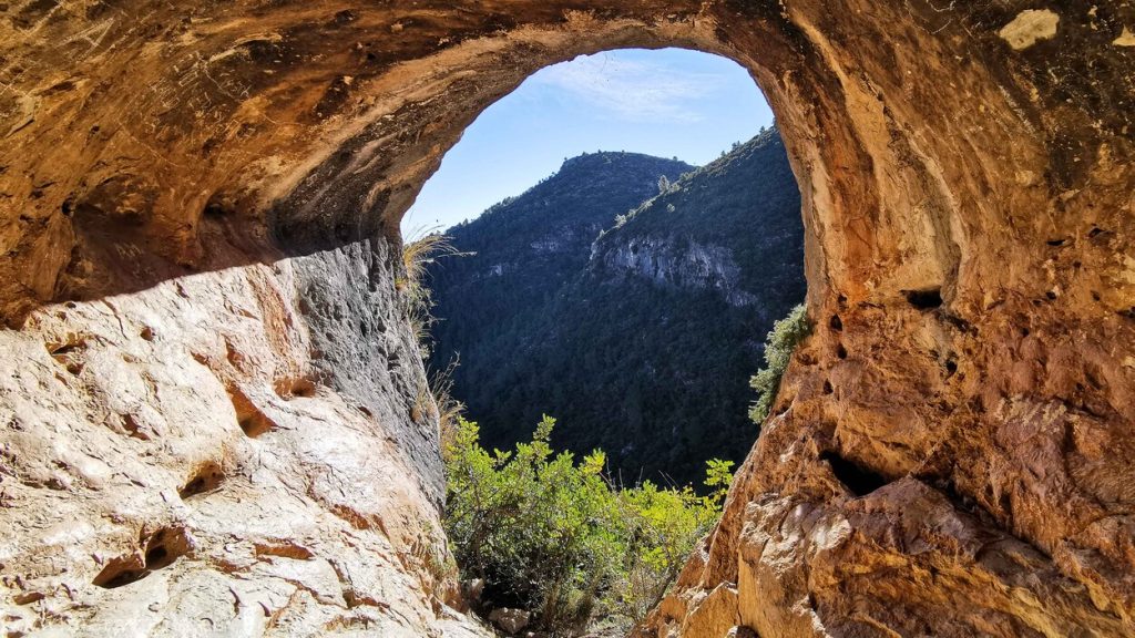 Abrigo en la piedra del Molló de la Creu, Gandia